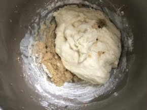 把发酵好的中种面团和主面团所有材料，一起放入厨师机桶里，二档和成面团后转四档。