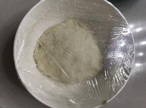 把中种材料一起放入碗里，揉成面团，没有干粉就行，盖上保鲜膜放入冰箱冷藏发酵大约二十四小时。