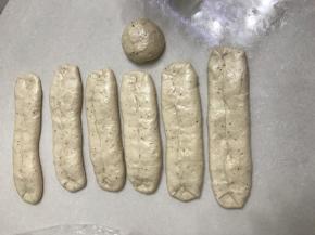 二边对折，捏紧接口。