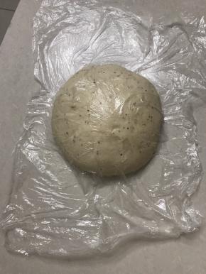  拿出来整圆盖上保鲜膜松弛30 分钟。