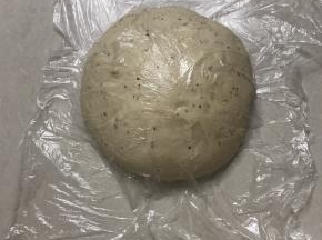  拿出来整圆盖上保鲜膜松弛30 分钟。