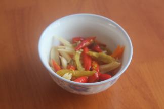 把泡椒这些配料都切成丝，泡椒随便切。