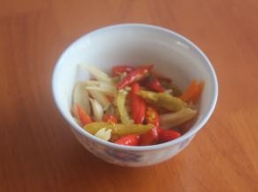 把泡椒这些配料都切成丝，泡椒随便切。