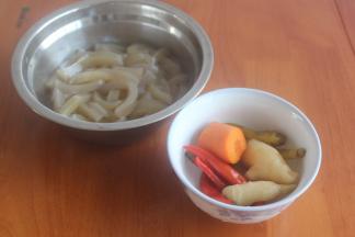 泡椒是我自己做的，有泡姜，泡胡萝卜，非常的香，另外把魔芋切成细条。