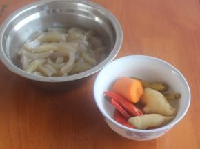 泡椒是我自己做的，有泡姜，泡胡萝卜，非常的香，另外把魔芋切成细条。