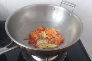 锅里烧油中小火炒香配料。放入花椒大约20粒，我直接抓了一小把，我吃的比较麻。