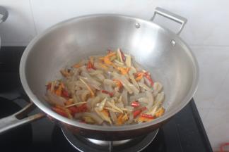 倒入魔域一起翻炒起来，大约炒2分钟，魔芋会出水。