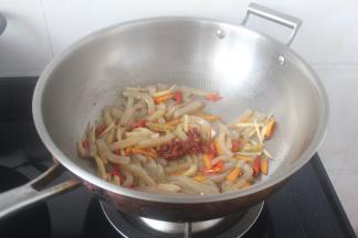 放入豆瓣酱2勺，盐少许，泡菜很咸，我只放了一点儿盐。翻炒均匀1分钟。