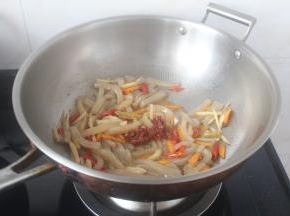 放入豆瓣酱2勺，盐少许，泡菜很咸，我只放了一点儿盐。翻炒均匀1分钟。