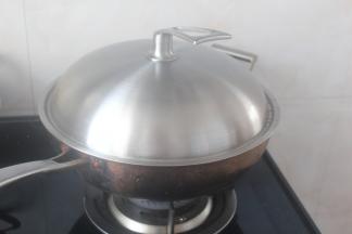 盖上锅盖改成小火焖10分钟。