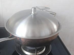 盖上锅盖改成小火焖10分钟。