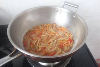 加入2碗清水，直到淹没魔芋，大火煮沸。