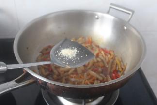 差不多的时候收汁调入鸡精。