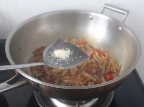 差不多的时候收汁调入鸡精。