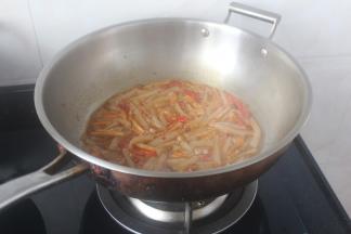 中途翻一下，以便入味。