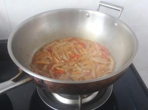 中途翻一下，以便入味。