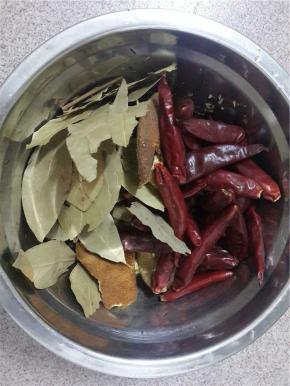 卤料备好。我额外的加了干辣椒和花椒。还有香叶。