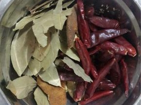 卤料备好。我额外的加了干辣椒和花椒。还有香叶。