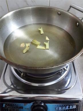 锅烧热水加姜片料酒。