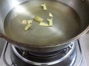 锅烧热水加姜片料酒。