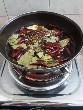 重新取一个锅加入适量的水和卤料。