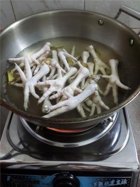 放鸡爪下去焯水去腥。