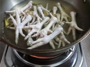 放鸡爪下去焯水去腥。