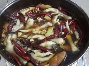 放入鸡爪。加料酒。生抽。盐。水烧开后转小火15分钟即可。