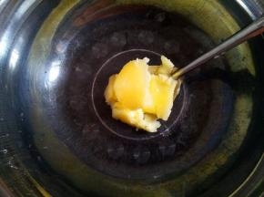 黄油隔热水融化。