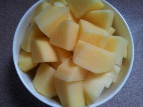 土豆洗净去皮切块。