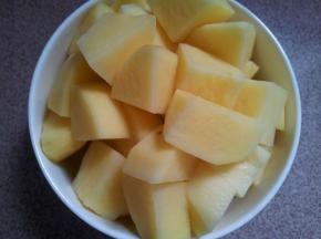 土豆洗净去皮切块。