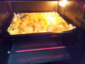 烤箱预热200度5分钟。放入烤箱上下火180度烤20分钟。然后稍微翻个面160度烤10分钟。