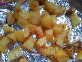 烤好的土豆拿出来均匀的撒上细盐。