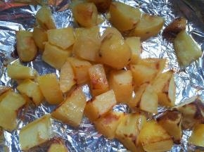 烤好的土豆拿出来均匀的撒上细盐。