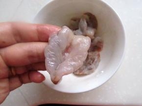 鲜虾仁去掉虾线，从中间拉一刀，别断开，用淀粉腌渍。