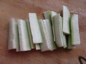 把丝瓜切成条。