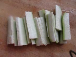 把丝瓜切成条。