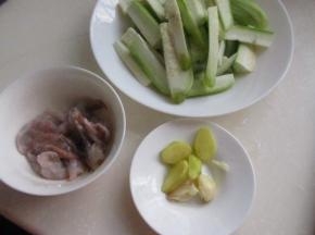 生姜大蒜 备用。