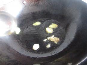 锅里加入花生油，下蒜姜爆香。