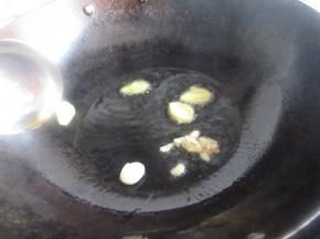 锅里加入花生油，下蒜姜爆香。