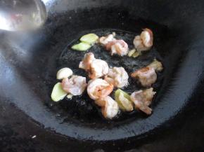 关火，利用锅的热度把虾仁滑一下成虾球。