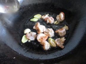 关火，利用锅的热度把虾仁滑一下成虾球。