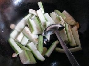 开大火，倒入丝瓜条煸炒。