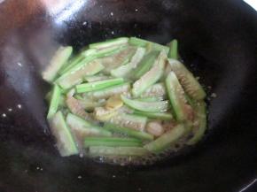 加一点水炒到丝瓜变软。