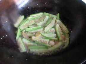 加一点水炒到丝瓜变软。