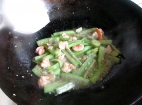 加盐翻炒均匀。