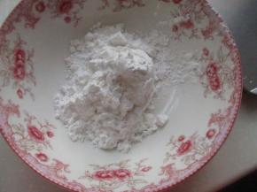 把肠粉按照比例，一杯放到碗里。