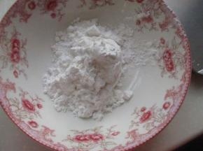 把肠粉按照比例，一杯放到碗里。