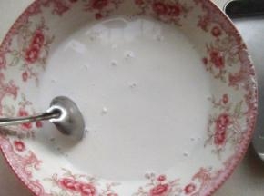 加入一杯半的清水，用勺子搅拌。