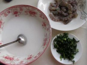 把鲜虾剥去外壳，青菜切末。